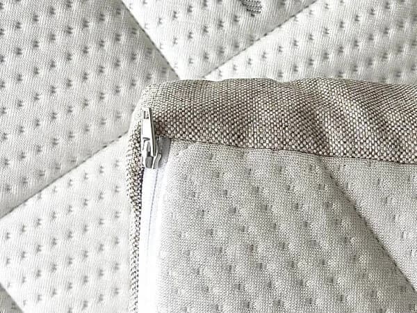 Close-up of the zip along the edge of the mattress topper’s removable TENCEL™ cover
