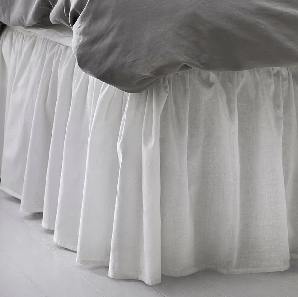 Sengekappe i bølget hvidt stof til kæmpe familieseng